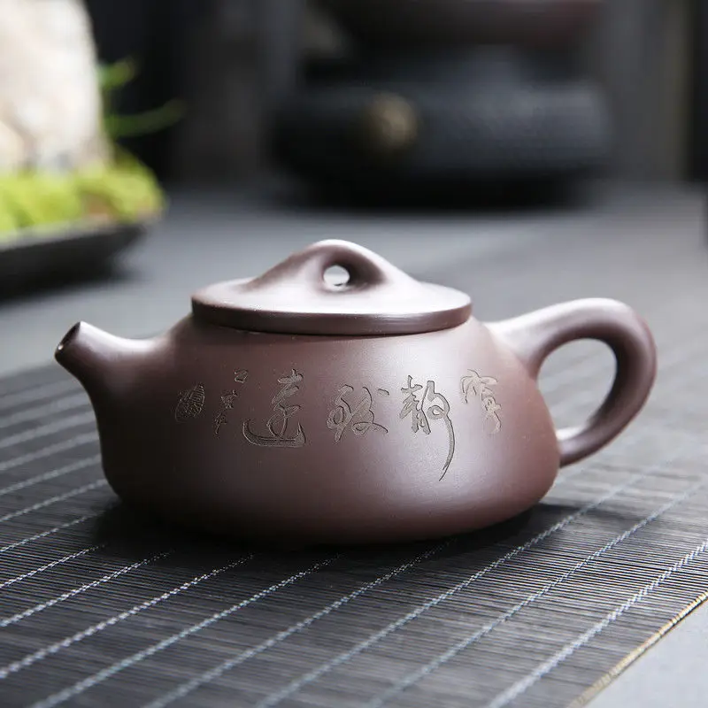 Violet oală de lut este pur manual. E un autentic Xishi oală. Kung Fu set de ceai. E un mic ceainic de uz casnic